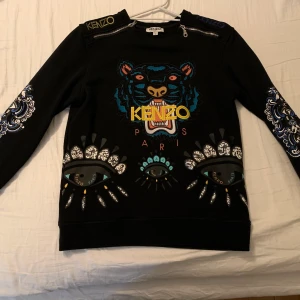 Kenzo tröja - Tröja från Kenzo, äkta såklart! Jättefint skick! Dyr i inköp. Storlek L men passar en M och S om man vill ha den som lite oversize. Säljes för 550 inkl frakt. 