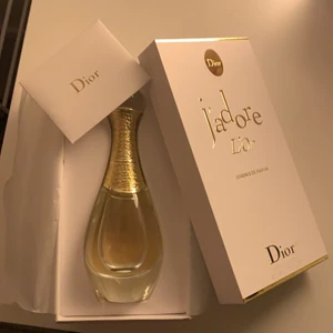 dior parfym - Dior parfym som luktar jättegott. Nästan helt oanvänd. Skickas i orginalförpackning. Nypris: ca 900kr