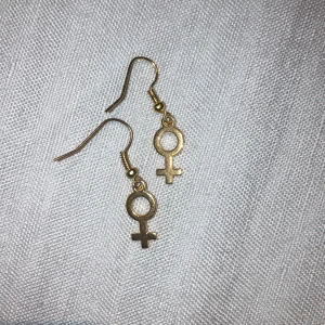 Guldiga venus-örhängen  - Nickelfria, 89 kr