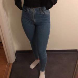 Ett par oanvända Levis jeans i storlek 27. Köparen står för frakten