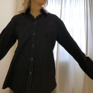 oversized skjorta! - oversized vintage skjorta🖤🤍 bra skick! inköpt secondhand!