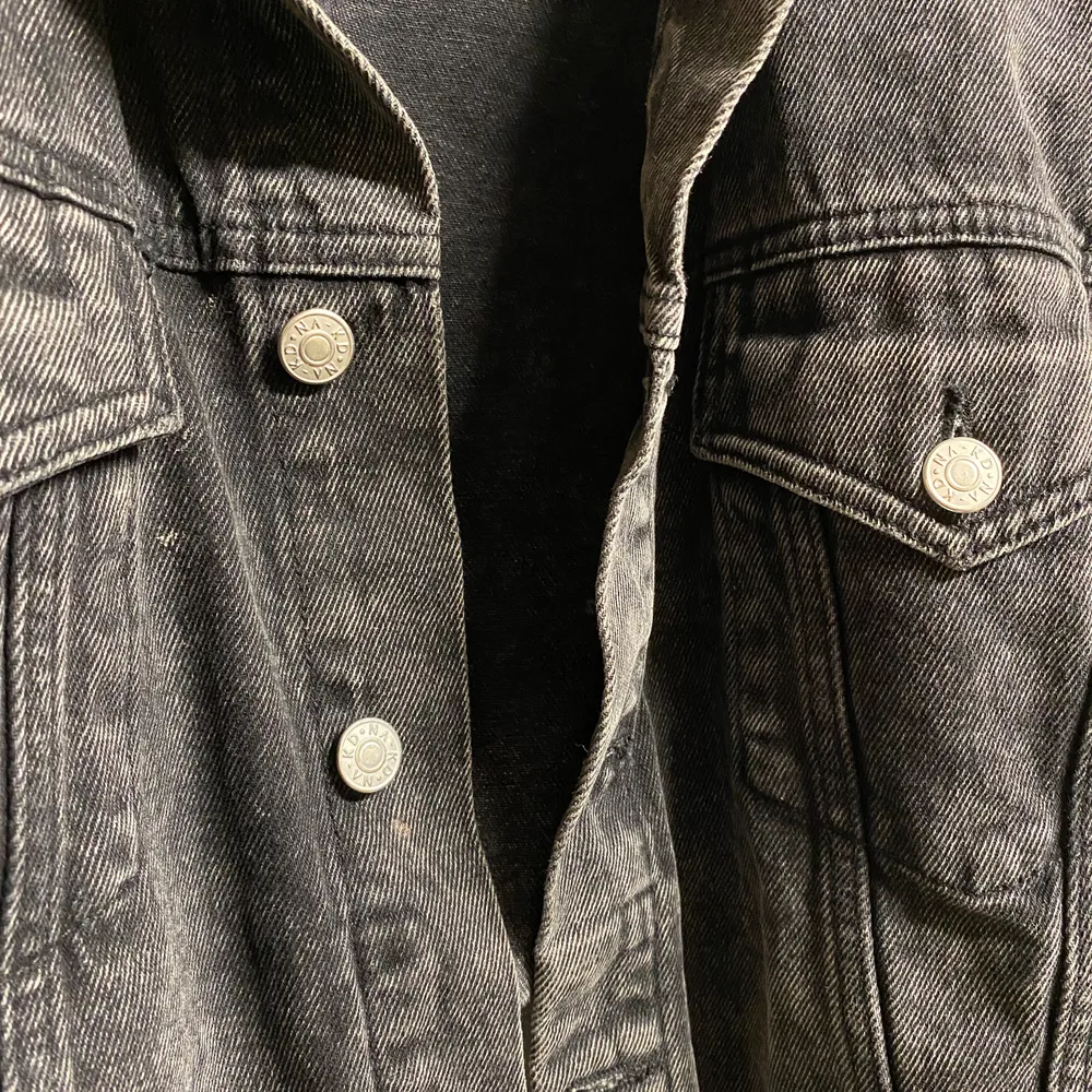 Super snygg jeansjacka frön NAKD. Super fin att styla en stickad tröja under💗 Jag är en S o den sitter oversized på mig💗 köparen står för frakt💗. Jackor.