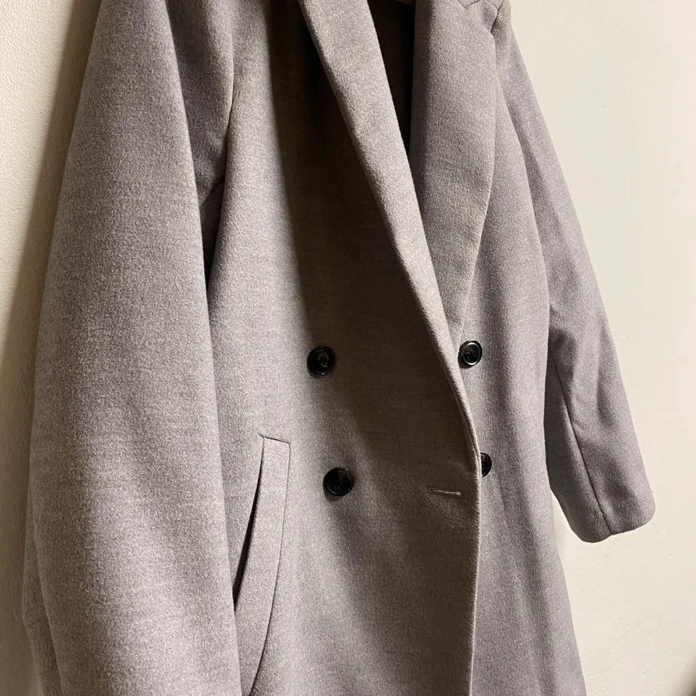 Skön kappa i en grå neutral färg💗 köparen står för frakt💗 . Jackor.
