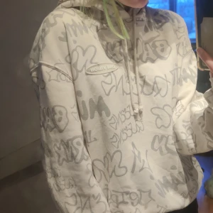  Hoodie H&M - Vit/grå hoodie från HM strl S men jag som använder XS passar perfekt! Knappast använd, köptes i sommras!      ⚠️OBS Köpare står för frakt och priset kan diskuteras⚠️.  Vid fler bild kontakta mig🥰