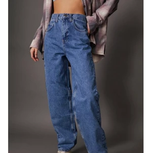 Urban outfitters jeans - Köpte dem online på Urban outfitters och det är krångligt att returnera så testar sälja här då dem inte passade mig:( nypris var 600 kr