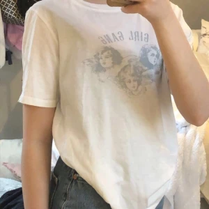 T-shirt från Ginatricot  - T-shirt från Ginatricot i storlek S och är i bra skick. Köpte för 129kr och säljer den för 40kr ink frakt💖