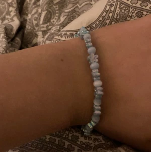 Armband - Gulligt blått armband med fjärilar. Frakten är 12kr. Skriv till mig för mer info!😊