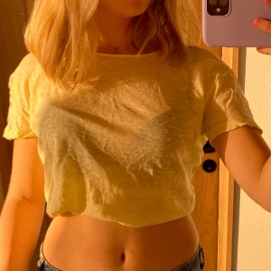 Gul T-shirt  - Nu säljer jag denna fina t-shorts ☺️ som ni ser på andra bilden så är den inte croppat, men det funkar utmärkt att vika in den. Skriv i kommentarerna eller kontakta mig privat om ni är intresserade🥰✨ Säljer för 90 kr (frakt ingår)😁