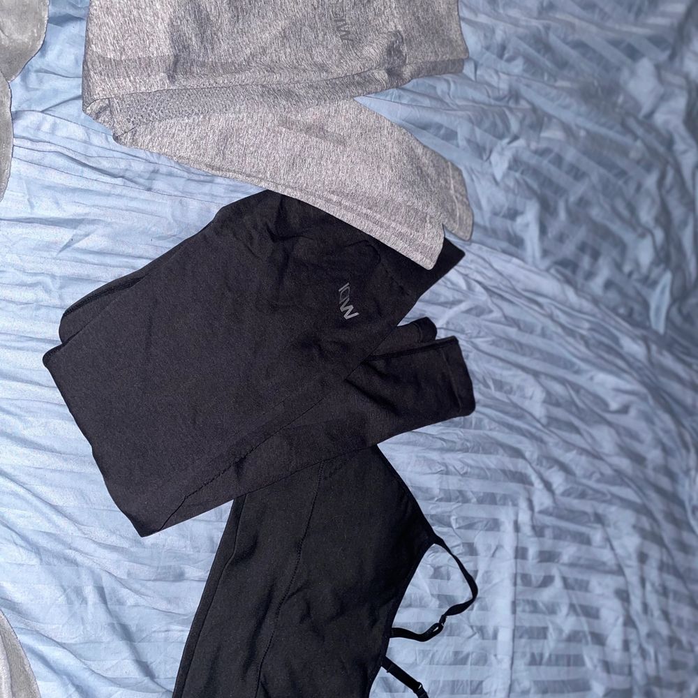Säljer två stycken kompletta set från märket ICANIWILL. Använd ca 2-3 gånger så de är inget att anmärka på, utan i nyskick. Allt är i storlek L, men de är som en M i storlek. Nypris för ett komplett set: 1028kr Mitt pris för ett komplett set: 650kr Mitt pris för båda seten: 1200kr Kan också säljer separat: 500kr/per tights 250kr/ per överdel Kan skickas! Köpare står för frakt! Undrar ni över något så tveka inte på att skriva!!! 🌟😇. Huvtröjor & Träningströjor.