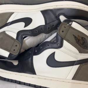 Jordan 1 mocha  - DS/Brand new. Size 7.5/Eu 40,5. Offers 3700, Bin 4500. Inge slutdatum på bud. Säljer vid rätt bud eller vid bin. Kvitto finns.