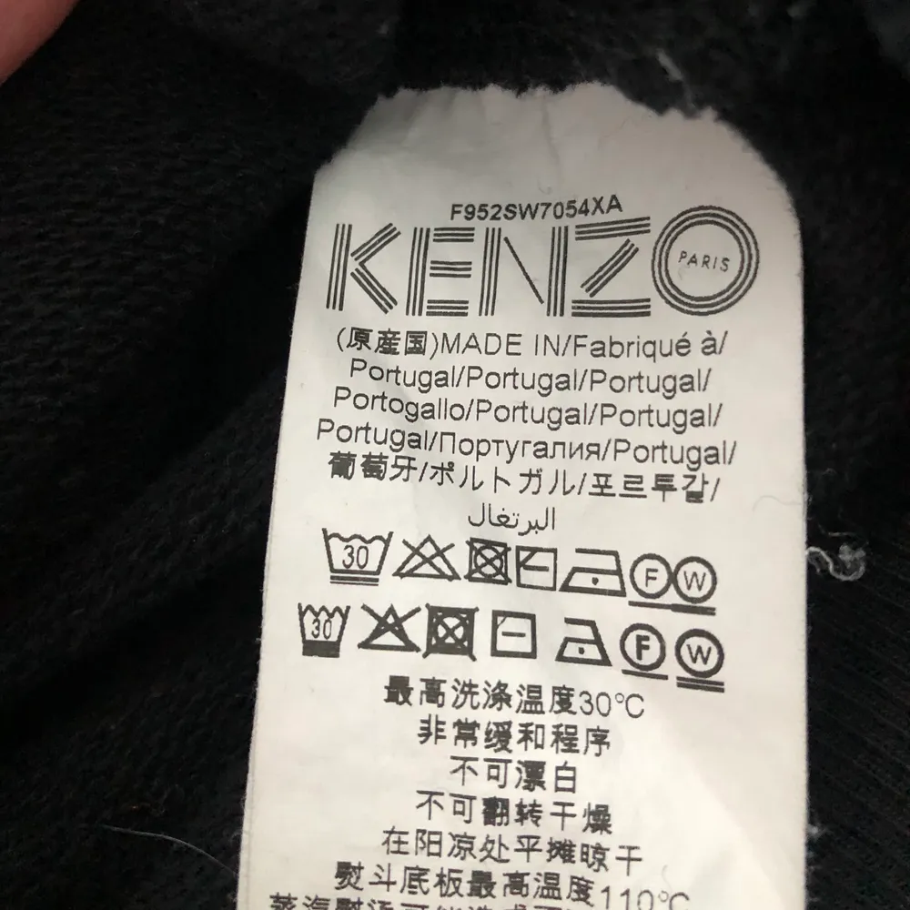 Kenzo tröja i jättebra skick! Storlek XS, använd fåtal gånger. Säljes pga av att jag fick den av mitt ex. Skickad med spårbar frakt om inte annat önskas. OBS! Köparen står för frakten, billigare vid snabb affär.. Tröjor & Koftor.