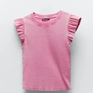 Zara topp  - Säljer en rosa topp från zara! Helt oanvänd. Nypris 160kr och slutsåld på hemsidan. Skriv gärna om du är intresserad