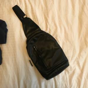 Säljer den här coola väskan från Mango i läderimitation. En av mina favoriter. (Se bild tre ”Röd hoodie” i profilen för hur jag bar väskan och bättre storlekspropotion - man kan också ha den snett över kroppen) 