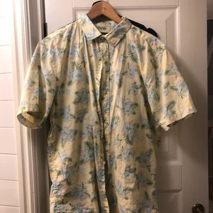Hawaiiskjorta Primark - Snygg skjorta! Säljes för att den blivit för stor...