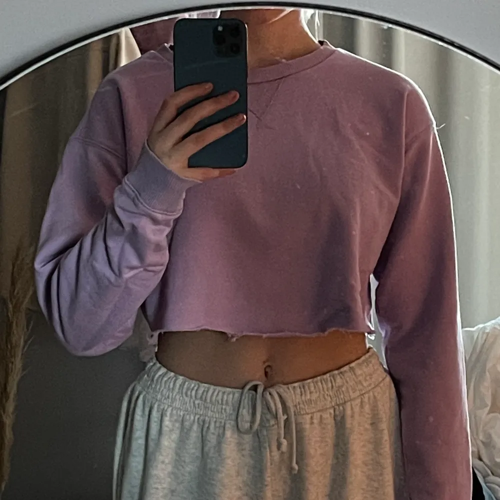 Snygg lila sweatshirt som jag har croppat själv. Passar bra till det mesta. Köparen står för frakt på 59 kr. . Tröjor & Koftor.