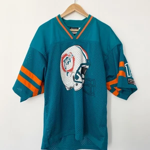 Miami Dolphins tröja - Skitsnygg NFL Miami Dolphin tröja. Storlek S men oversized. Modellen på bilden är 170 cm. Gratis frakt inom Sverige.