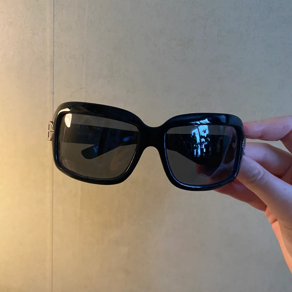 Säljer dessa coola solglasögon från Polaroid med tillhörande fodral. Glasögonen är i bra skick pga aldrig använt dom. Frakt 48 kr eller hämtas i Sollentuna Centrum.. Accessoarer.