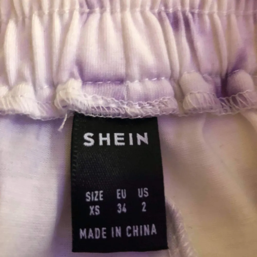 En lila Tie Die pyjamas från shein i storlek XS💜 Tyckte den var asnygg men den kom aldrig till användning pga inte min stil:(💕. Övrigt.