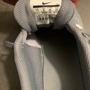 Nike Flex Experince RN7 löparsko - Säljer mina sparsamt använda löparskor! Köptes för ca ett år sedan men har inte använts mycket alls pga fel storlek. En fläck finns på ena skon (se bild) -den går inte bort. Vet inte var den kommer ifrån. I övrigt fint skick invändigt och utvändigt!