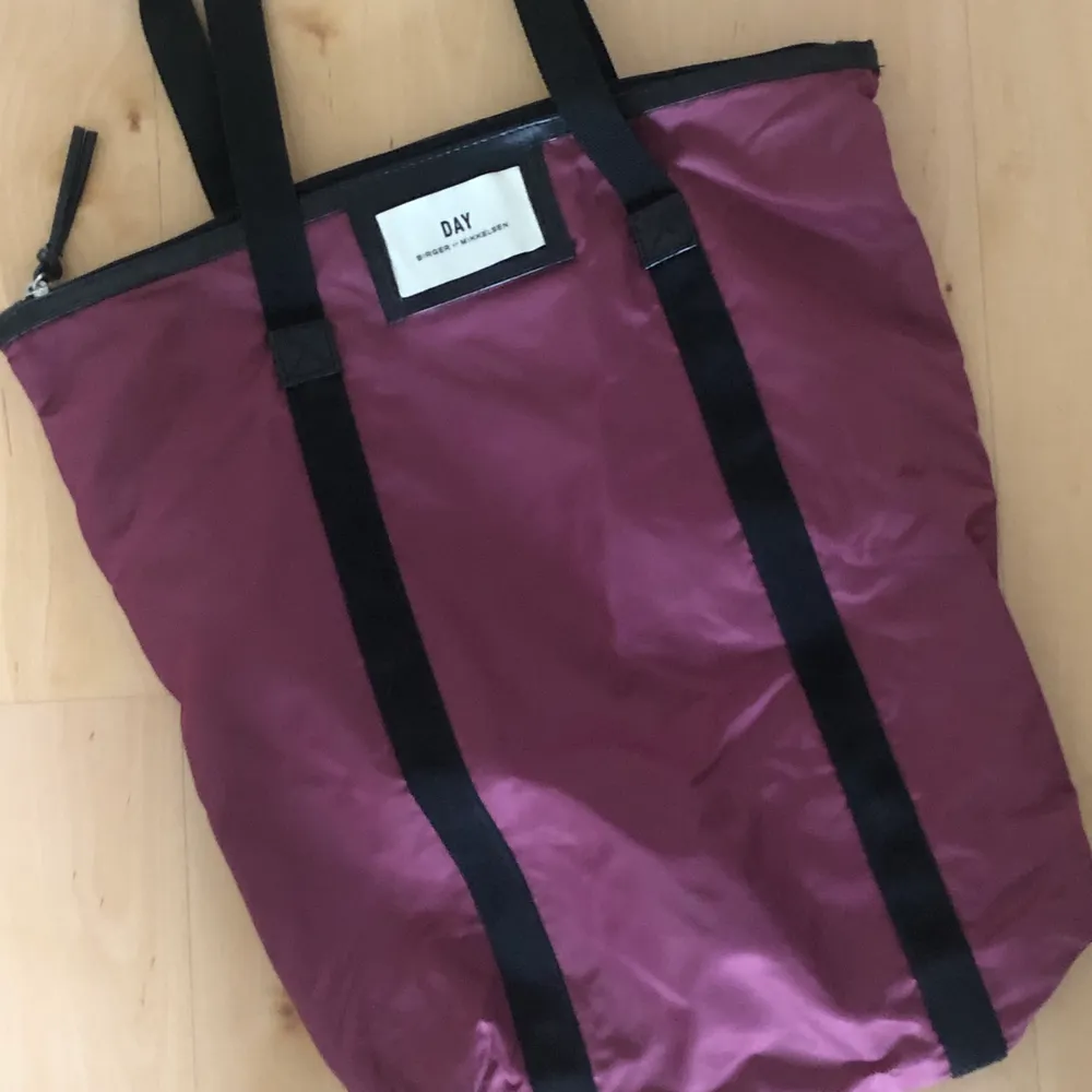 Jag säljer denna väska, som är i en lila färg!! Väskan kommer från märket DAY!🌟 Priset börjar på 30kr, buda i kommentarerna!! Hör av er vid frågor! (Köparen står för frakten)💖. Väskor.