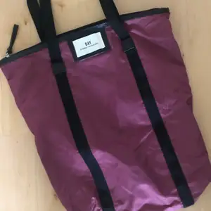 Jag säljer denna väska, som är i en lila färg!! Väskan kommer från märket DAY!🌟 Priset börjar på 30kr, buda i kommentarerna!! Hör av er vid frågor! (Köparen står för frakten)💖
