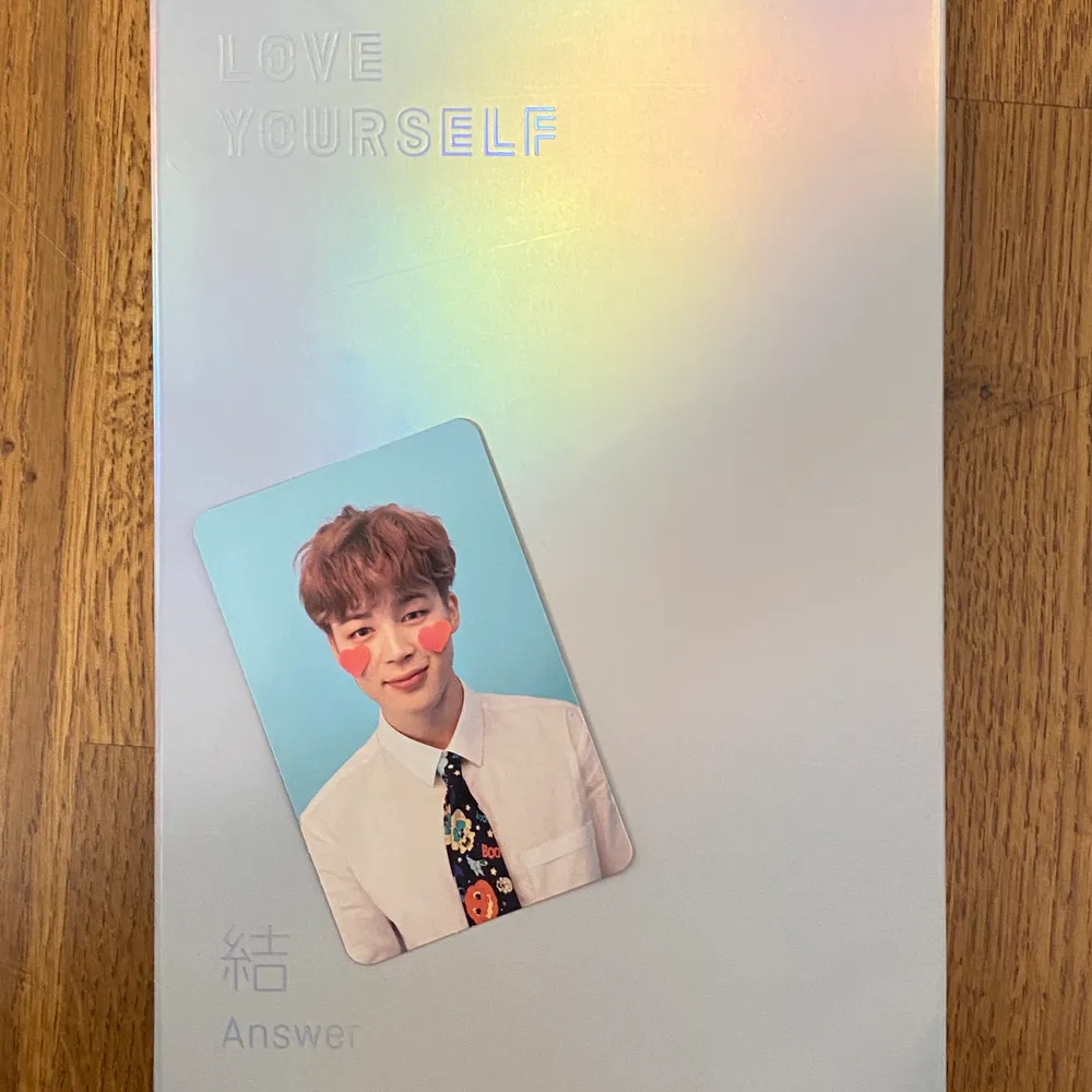 Offeciella Love yourself:answer version F. Jimin photocard och allt annat ingår. Den är i bra skick och har bara stått på en hylla. Köpt för 350kr 💗 Albumet är som nytt fast jag säljer den för ett billigare pris. . Övrigt.