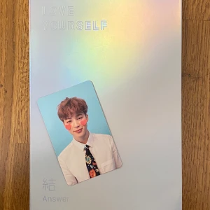 Bts album  - Offeciella Love yourself:answer version F. Jimin photocard och allt annat ingår. Den är i bra skick och har bara stått på en hylla. Köpt för 350kr 💗 Albumet är som nytt fast jag säljer den för ett billigare pris. 