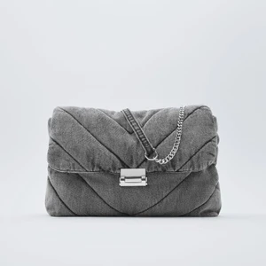 Väska från Zara - Grå rymlig väska från Zara i jättebra skick! Fler bilder kommer