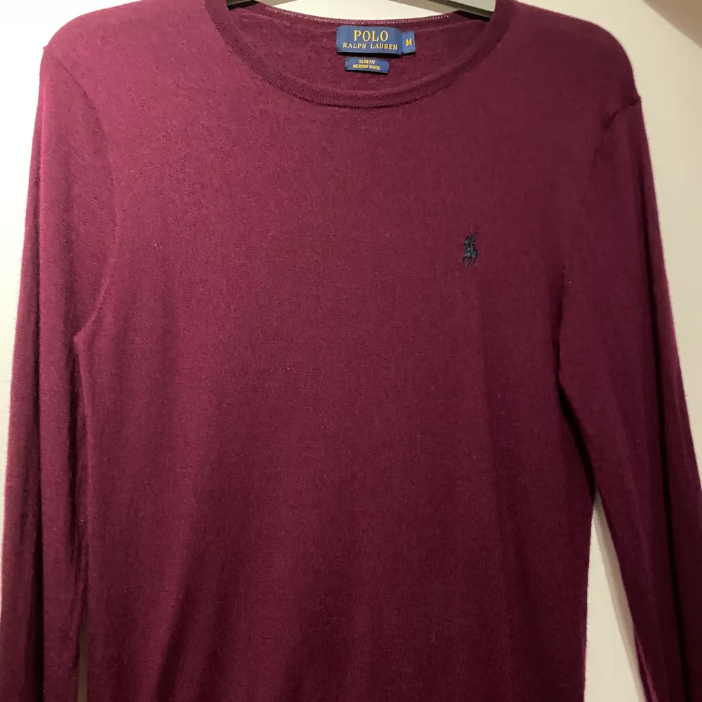 En vinröd långärmad tröja från Ralph Lauren i storlek M. Slim fit och merinoull, använd en gång.. Tröjor & Koftor.