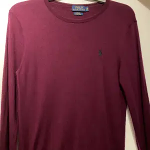 En vinröd långärmad tröja från Ralph Lauren i storlek M. Slim fit och merinoull, använd en gång.