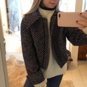 Jacka från & Other stories  - Cool jacka från & Other stories i storlek 34 (passar även 36) Använd ett fåtal gånger och är i väldigt fint skick. (FRAKT EJ INKLUDERAT I PRISET) 