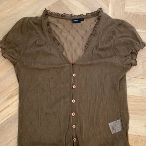 Jättesnygg brun kofta  - Säljer denna ursnygga kofta! Vintage och inte använd på länge! I fin kaffebrun färg som är väldigt populärt just nu! (Brunare i verkligheten!) Säljer direkt för 130+frakt! I storlek L men passar bättre S/M 