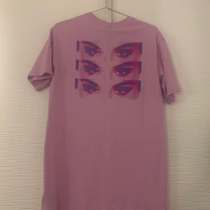 T-shirt - En helt oanvänd lång t-shirt från HM. Står storlek XS på men det är väldigt stor så skulle mer säga S/M!!  Frakt på 62 kr som köparen står för🥰 bara skicka till mig om du vill ha fler bilder❤️