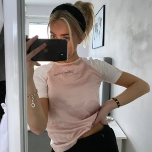 Zara topp - Jätte fin Zara topp i bra skick, använd 1 gång. Lite silkes liknande material. 