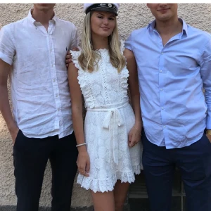 Studentklänning  - Säljer denna jättefina studentklänning✨ köpt här på Plick men för liten för liten för mig som är S. Endast använd en gång av den tidigare ägaren. Jättefint material och i jättebra skick. Står S i modellen men skulle säga att den passar Xs💜 Från Dm retro, nypris ligger på 800. Säljer för 350, vid många intresserade blir det budgivning. Lånade bilder från tidigare säljare 