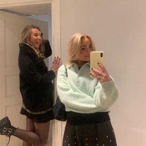 Stickad tröja från & other stories  - Säljer en grön stickad tröja med knappar från & other stories , knappt använd. 