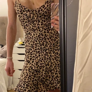 Leopard klänning - Köpt på hm Storlek xs - prislapp kvar nypris 200kr säljer för 80 kr + frakt, Står du för 