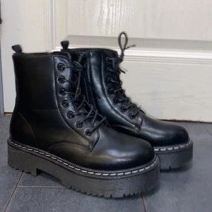 Svarta skor - Säljer dessa svarta kängor eftersom dom inte är i min stil. Str 38. Säljer eftersom jag aldrig använt dom. Kan skicka mer bilder vid intresse. Köparen står för frakten vilket är 99kr💜💜💜