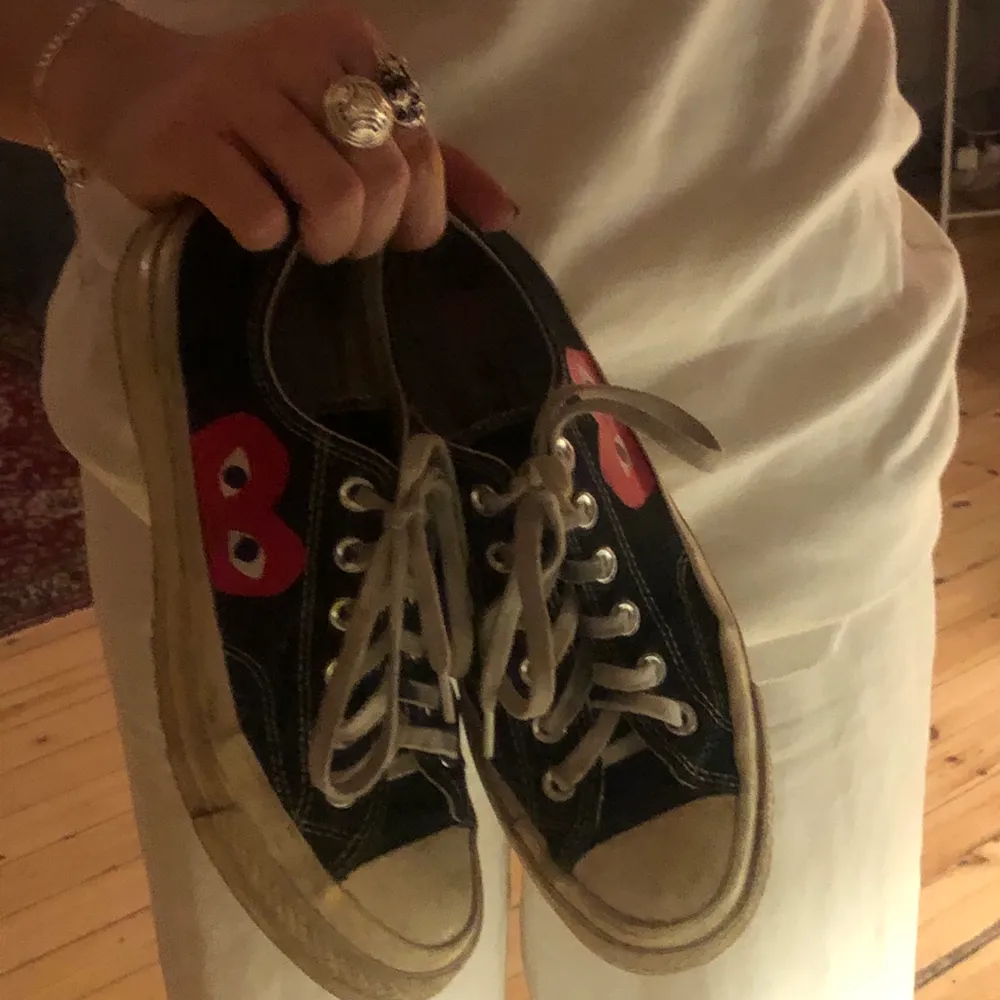 As snygga låga sneakers från Comme des Garçons som har varit mina absoluta favoriter. As cleana och passar till allt. Kostar runt 2000kr nya.. Skor.