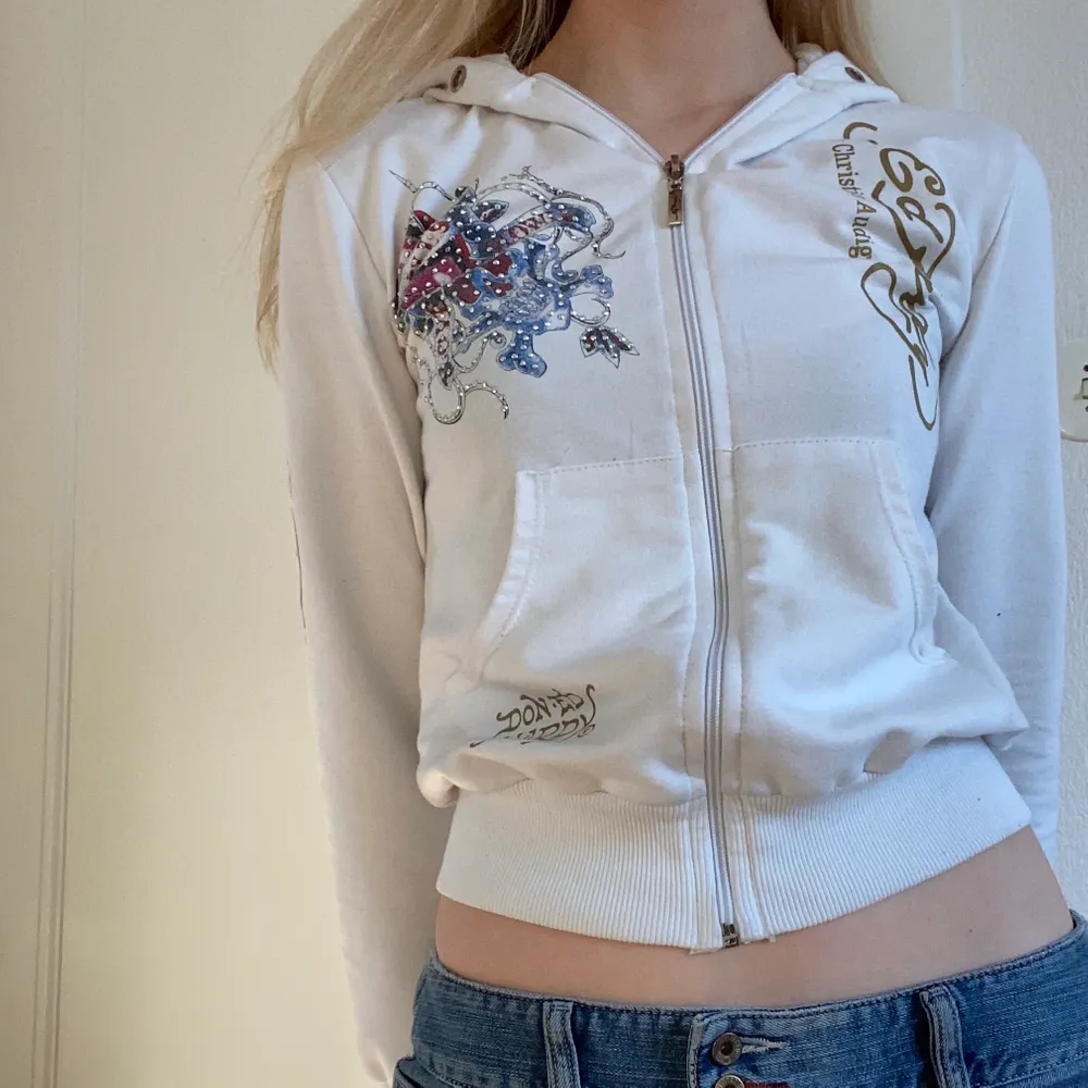 Superfin ed hardy zip up (säljer endast vid bra bud), den har en lliten fläck (kan skicka bild) frakt tillkommer! Högsta bud:620 plus frakt . Hoodies.