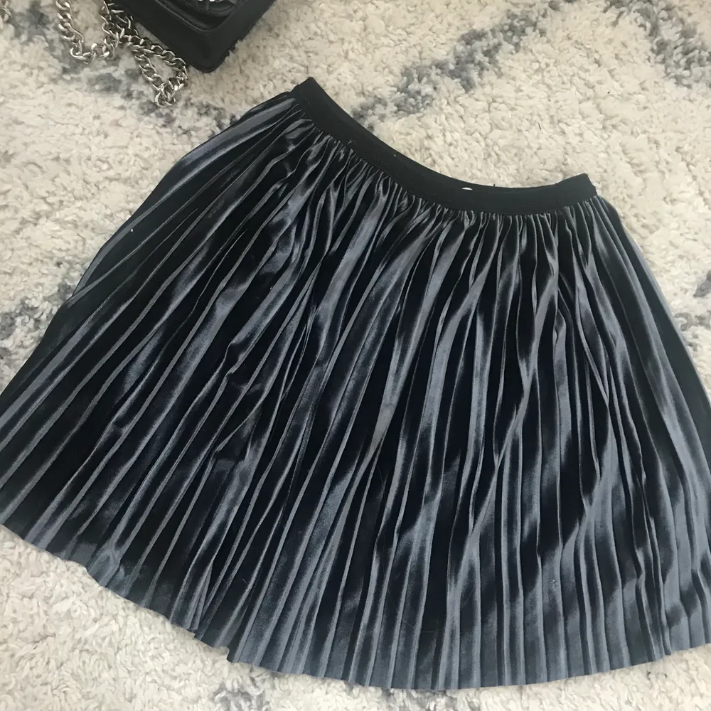 Säljer nu denna kjol från zara!! Den e jätte fin mörkblå/grå passar till så mycket💕säljer då jag har för många kjolar👊🏼passar xs/s. Kjolar.