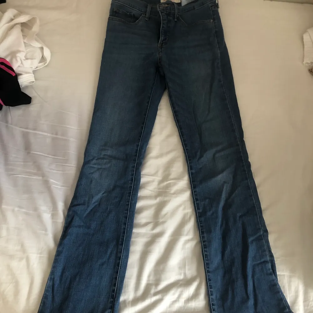 Bootcut byxor från lives i väldigt bra skick, använda kanske 5 gånger. Stretchigare material än typiska Levis jeans. För personer runt 160 cm. Kan fraktas!. Jeans & Byxor.