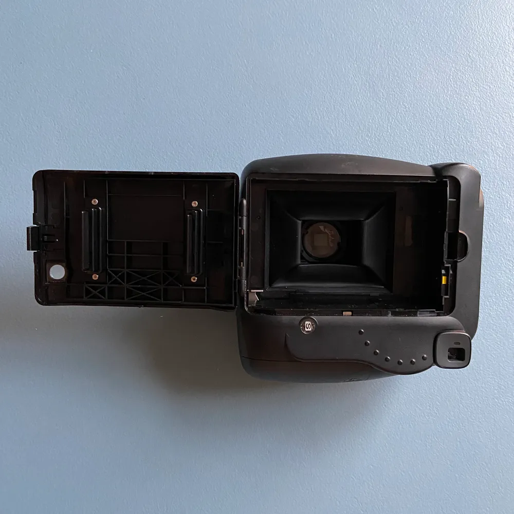 Polaroidkamera från Fujifilm, Instax mini 8. FUNGERAR perfekt skick men säljes då den inte används. Film ingår ej ✨. Övrigt.