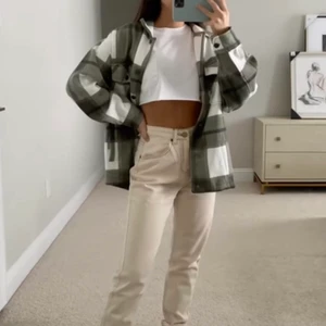 Flanellskjorta  - Grön flanellskjorta med ullmaterial så den är lite varmare än en vanlig skjorta, aldrig använd med prislapp kvar 