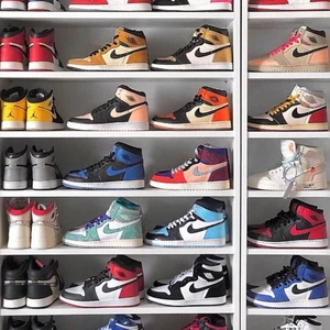 Söker Air Jordan 1 , 3, 4 - Hej jag söker jordans i storleken 38-40 spelar ingen roll vilken färg runt 1000 till 1300.Om ni har kontakta mig tack ❤️