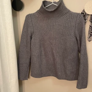 Stickad tröja  - Jättefin stickad tröja från beyond retro. Knappt använd 