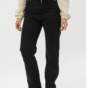 Weekday Rowe straight jeans svarta - Weekdays populära modell Rowe (trendig rak modell) i svart och storlek 27/32. Lagom i längd för mig som är 170, men skulle vara snygga även på kortare och längre. Använda endast ett par gånger och som i nyskick. Originalpris 500, mitt pris 300 exklusive frakt. 