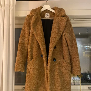 Kappa - Fin beige teddy kappa ifrån Zara