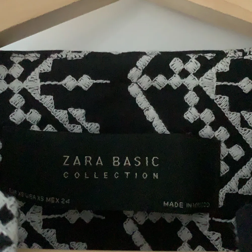 Säljer denna söta lilla jackan/koftan från Zara, köpt för några år sedan och blivit allt för liten för mig⭐️ använd fåtal gånger, utvidgade i ärmarna!!. Tröjor & Koftor.