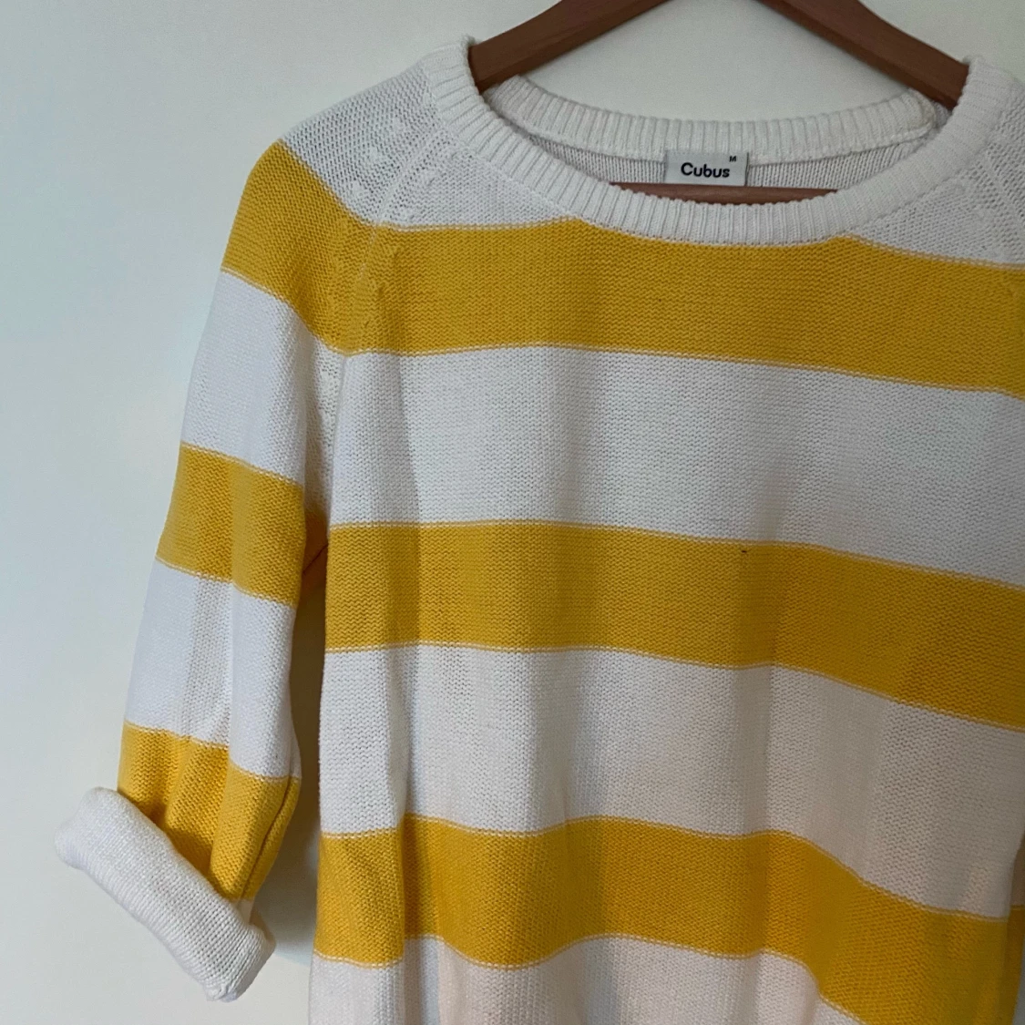 Gullig gulvitrandig tröja!